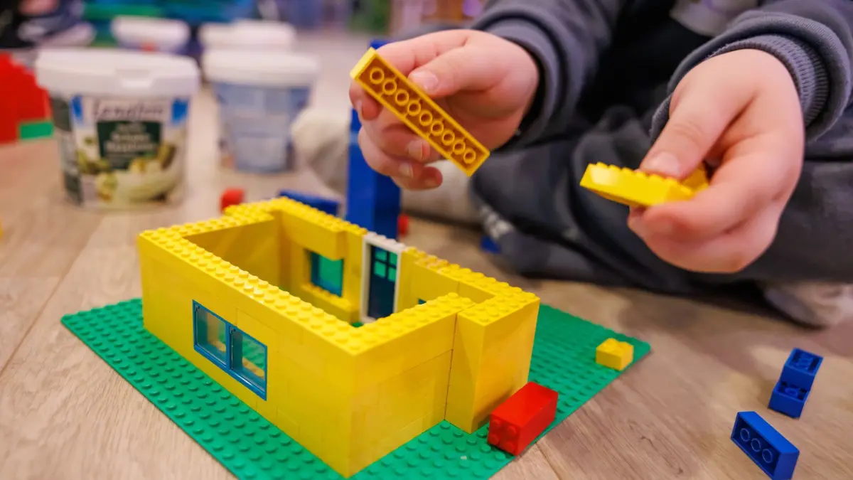 Sindelfingen, Im Christuszentrum Sindelfingen bauen fast 100 Kinder am Freitagnachmittag und am Samstag gemeinsam eine Stadt aus LEGO®. Wir schauen uns die Bauarbeiten an.