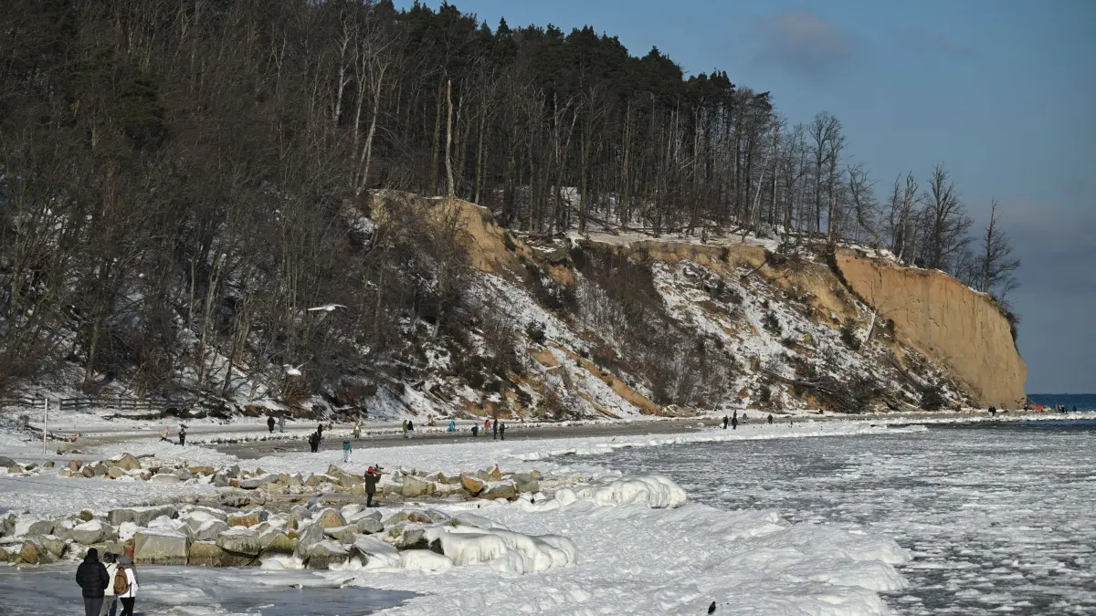 Winter in Polen: 03.02.2026, Polen, Gdynia: Gefrorenes Meer in Orłowo. Foto: Adam Warzawa/PAP/dpa +++ dpa-Bildfunk +++