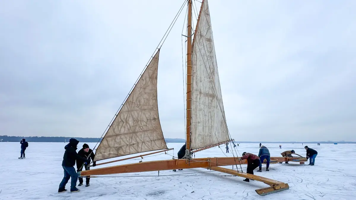 Die weltweit größte Eissegelyacht „Papagena“ auf dem Müggelsee