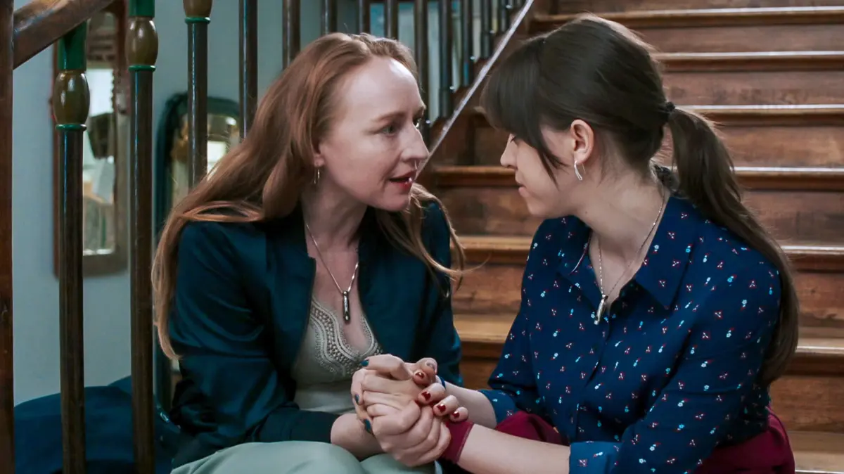 Balbina Augustin (Brigitte Hobmeier, l.) dachte Hedwig Schaller (Alina Schaller) sei die perfekte Tochter, bis diese einen Mann mit nach Hause bringt.