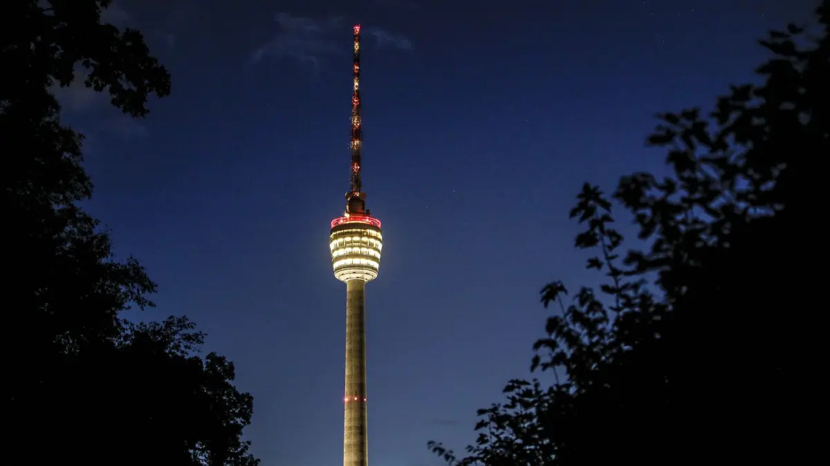 Der Stuttgarter Fernsehturm wird am Freitag 65 Jahre alt. Das Stuttgarter Wahrzeichen mit einer Höhe von 216,6 Metern wurde am 5.Februar 1956 eröffnet.
