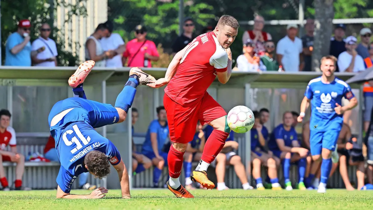 BAU// Renningen , Relegation in Bezirksliga , Fußball TSV Heimsheim vs. SGV Murr , von links: Vincenzo Demarco ( heims ) / Christian Krauß ( Murr )
