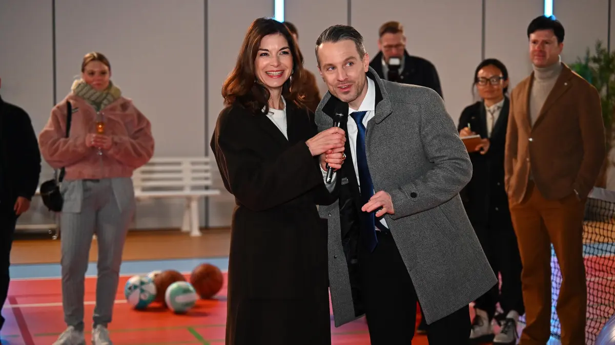 Als Gabriella (Bianca Hein) und Kilian (Marc Dumitru) souverän die Sporthalle eröffnen, erfährt Simone, dass Kilian hinter der Intrige steckt.