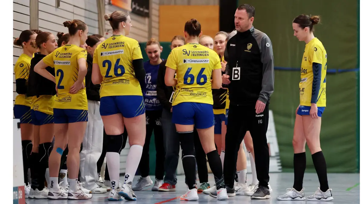 BAU // 13.02.2026, Deutschland, Leonberg, Handball Oberliga Frauen, Württemberg, Saison 2025/2026,
SV Leonberg/Eltingen vs. SV Salamander Kornwestheim, SVL Trainer Frank Gehrmann