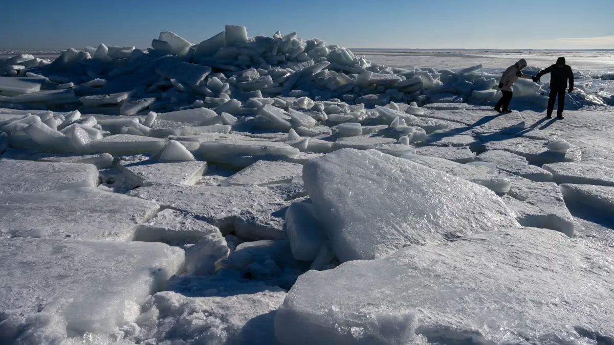An der Ostseeküste nahe Garz am Greifswalder Bodden Palmer Ort, Insel Rügen türmen sich Eisschollen zu meterhohen Bergen auf. Anhaltender Frost und starker Wind lassen an einigen Küstenabschnitten die bizarren Eisberge entstehen. +++ dpa-Bildfunk +++