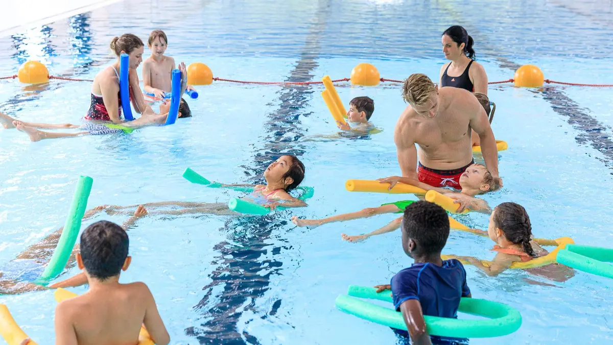 Böblingen, Murkenbach Hallenbad, Spendenübergabe von je 3000€ von der Kreissparkasse und der Bürgerstiftung BB an die SV Böblingen Abteilung Schwimmen.