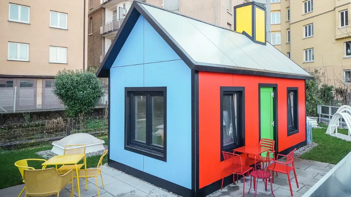Architektur. Besuch *umgebautes Haus mit Galerie und mit Tiny Haus* auf dem Dach in *Stgt West*