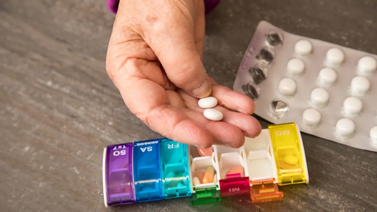 Seniorin nimmt Tabletten aus einer Pillendose: ILLUSTRATION - Die Einnahme von Medikamenten sollten Gläubige während des Fastenmonats Ramadan nicht eigenständig unterbrechen oder verändern. (zu dpa: «Ramadan: Einnahme von Arznei nicht eigenmächtig verschieben») Foto: Christin Klose/dpa-mag - Honorarfrei nur für Bezieher des Dienstes dpa-Magazin +++ dpa-Magazin +++