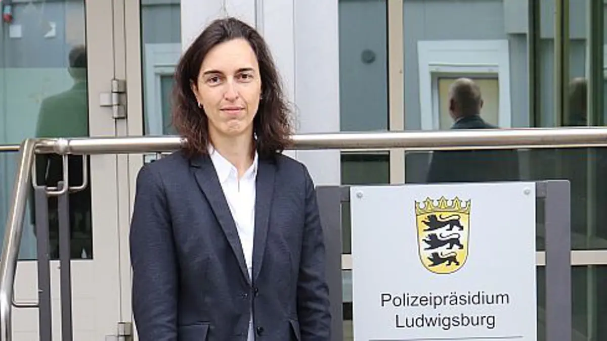 Polizeivizepräsident Frank Spitzmüller (rechts) begrüßt Silke Kübler als neue Leiterin der Kriminalpolizeidirektion in Böblingen. Kriminaldirektor Markus Kubo (links) ist künftig ihr Abwesenheitsvertreter 2021