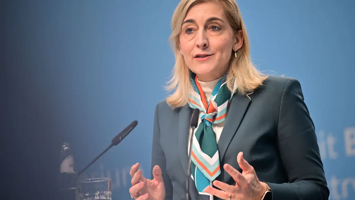 Digitalisierungsstrategie Gesundheit und Pflege: ARCHIV - 11.02.2026, Berlin: Nina Warken (CDU), Bundesministerin für Gesundheit, spricht während der Vorstellung der Digitalisierungsstrategie Gesundheit und Pflege im Bundesministerium für Gesundheit. (zu dpa: «Grünen-Politikerin wirft Hagel «verbale Entgleisung» vor») Foto: Sebastian Gollnow/dpa +++ dpa-Bildfunk +++