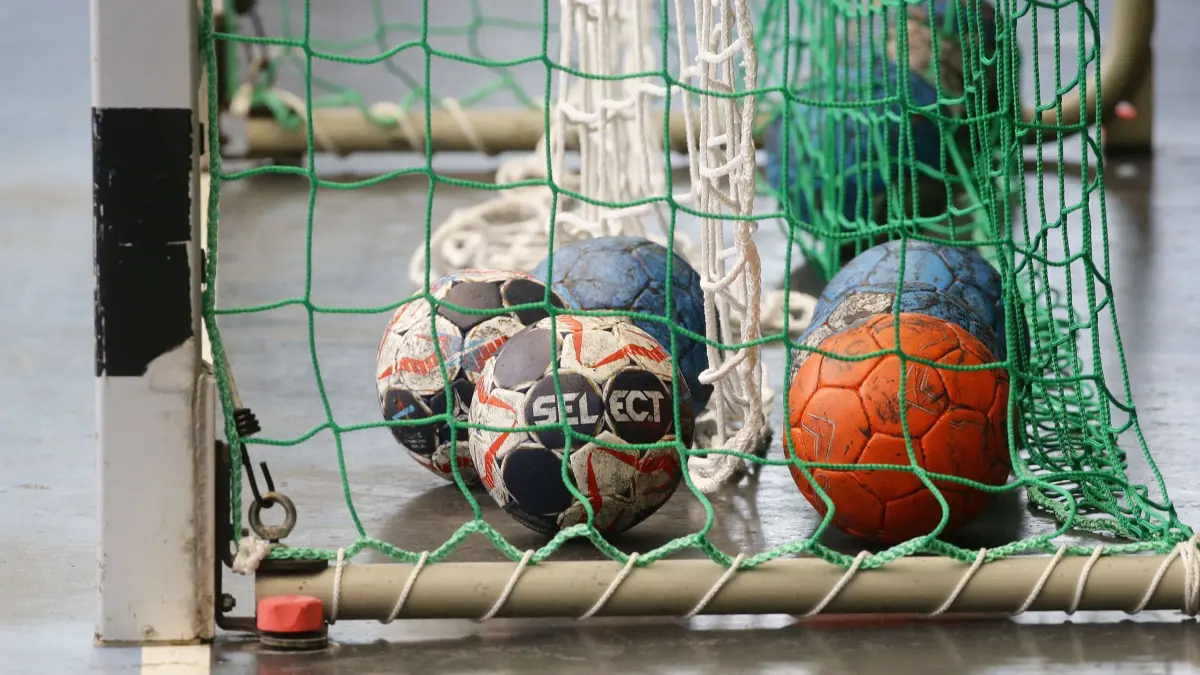 BAU // Göppingen , Handball Testspiel Frisch Auf Göppingen vs. Kadetten Schaffhausen , Feature Detail Symbolbild Handball Handbälle liegen im Tornetz