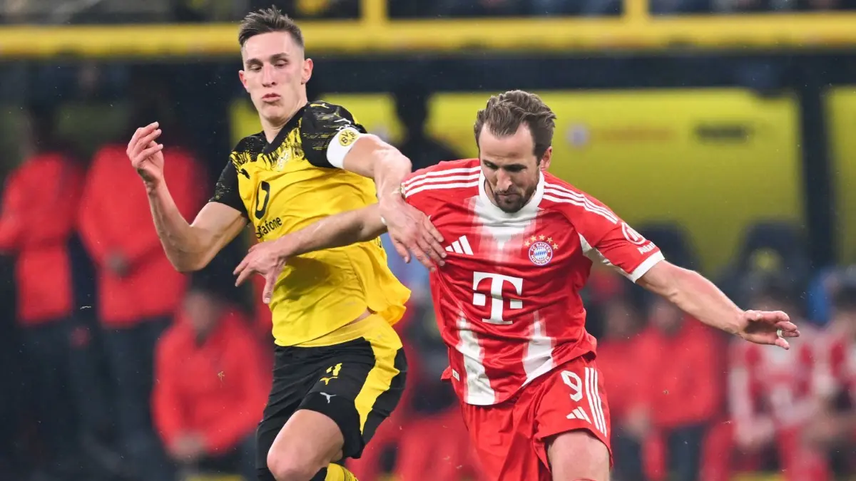 Borussia Dortmund - Bayern München: 28.02.2026, Nordrhein-Westfalen, Dortmund: Fußball, Männer, Bundesliga, Borussia Dortmund - FC Bayern München, Spieltag 24, Signal Iduna Park, Nico Schlotterbeck (Borussia Dortmund) (l) und Harry Kane (Bayern München) kämpfen um den Ball. WICHTIGER HINWEIS: Gemäß den Vorgaben der DFL Deutsche Fußball Liga bzw. des DFB Deutscher Fußball-Bund ist es untersagt, in dem Stadion und/oder vom Spiel angefertigte Fotoaufnahmen in Form von Sequenzbildern und/oder videoähnlichen Fotostrecken zu verwerten bzw. verwerten zu lassen. Foto: David Inderlied/dpa +++ dpa-Bildfunk +++