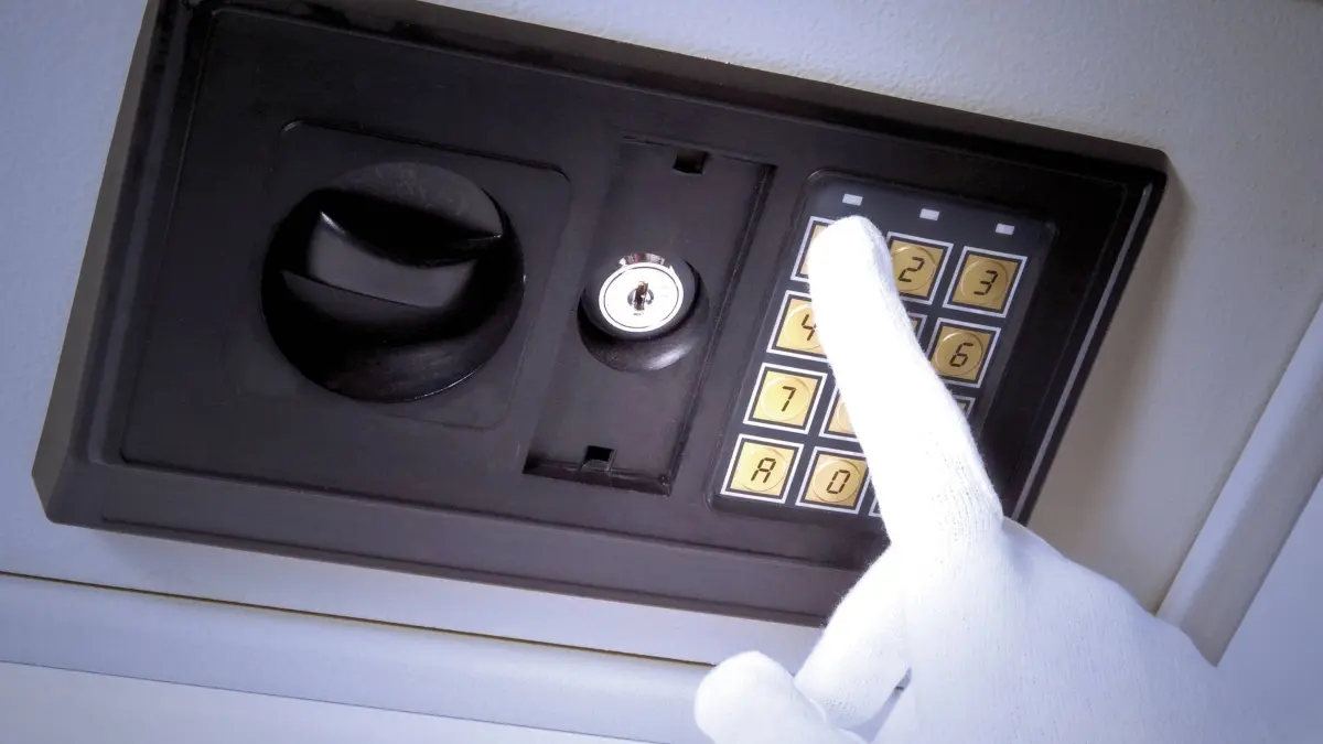 Bildnummer: 52794429 Datum: 28.05.2008 Copyright: imago/imagebroker
Panzerknacker - Langfinger mit Handschuhen an einem Safe, Körperteile , Objekte , Symbolfoto; 2008, Finger, Handschuhe, Dieb, Code, knachen, Tresor, Geldschrank, Einbruch, Einbrecher; , quer, Kbdig, Einzelbild, Kriminalität, Gesellschaft, ,; Aufnahmedatum geschätzt
Bildnummer 52794429 Date 28 05 2008 Copyright Imago imagebroker Panzerknacker Long fingers with Gloves to a Safe Body parts Objects Symbolic image 2008 Fingers Gloves Thief Code Safe Safe Burglary Burglar horizontal Kbdig Single Crime Society date estimated