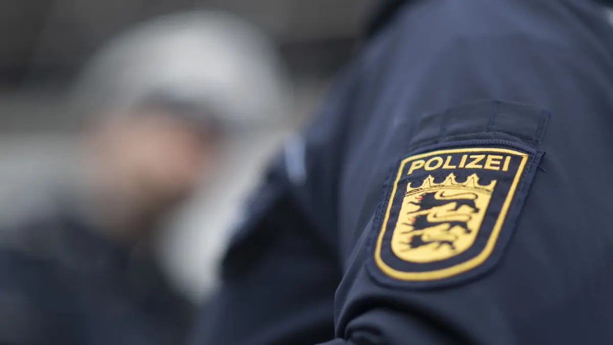 ILLUSTRATION - 20.11.2025, Baden-Württemberg, Stuttgart: Ein Polizist und eine Polizistin der Polizei Baden-Württemberg stehen in einem Industriegebiet. (gestellte Szene) (zu dpa: «Ramadan-Beleuchtung sabotiert - Staatsschutz ermittelt») Foto: Marijan Murat/dpa +++ dpa-Bildfunk +++