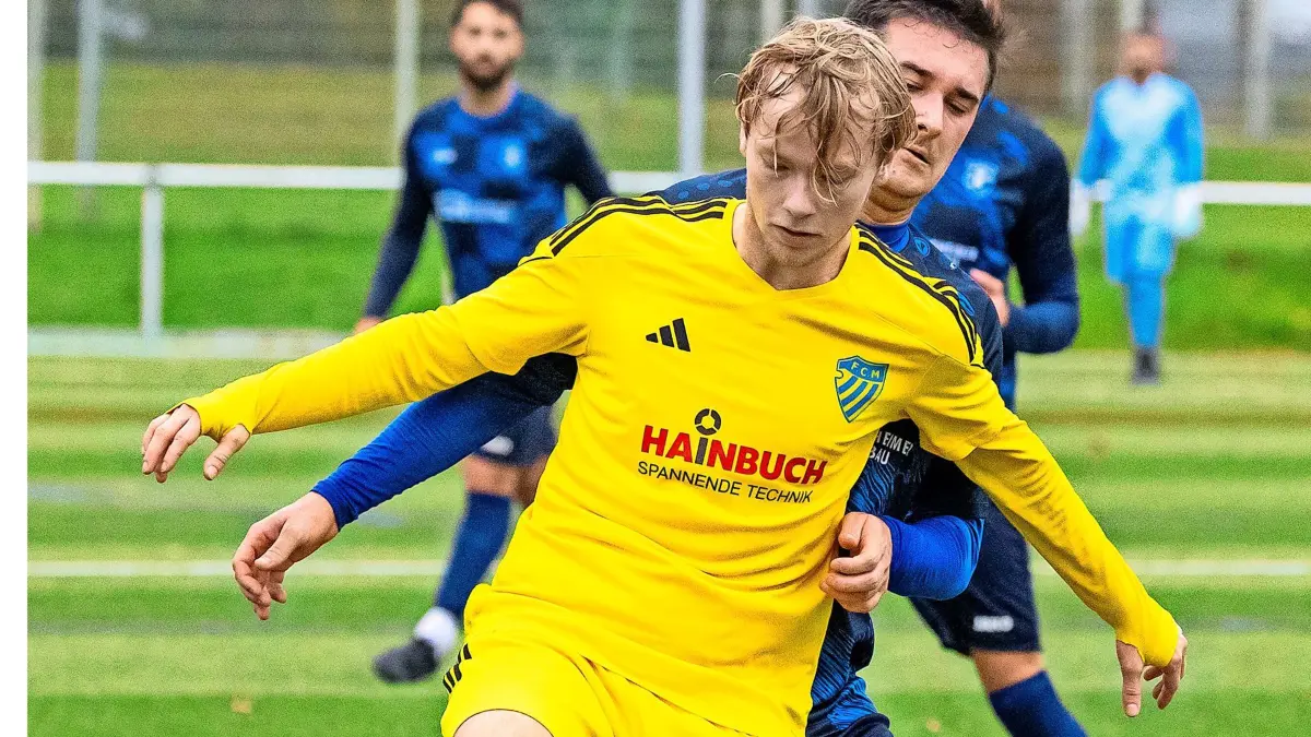 Fußball FC Marbach (gelb) gegen Croatia Bietigheim (blau) 21 Luis Herre, Foto: Andreas Essig