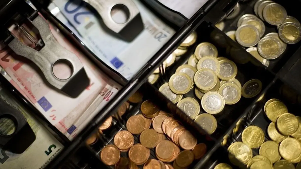ARCHIV - 28.08.2013, Niedersachsen, Visselhövede: Bargeld in einer Kasse. Der Brandenburger Einzelhandel freut sich auf klingelnde Kassen am Freitag. (zu "Brandenburger Händler erwarten Berliner Shoppingtouristen" vom 06.03.2019) Foto: Daniel Reinhardt/dpa +++ dpa-Bildfunk +++ | Verwendung weltweit