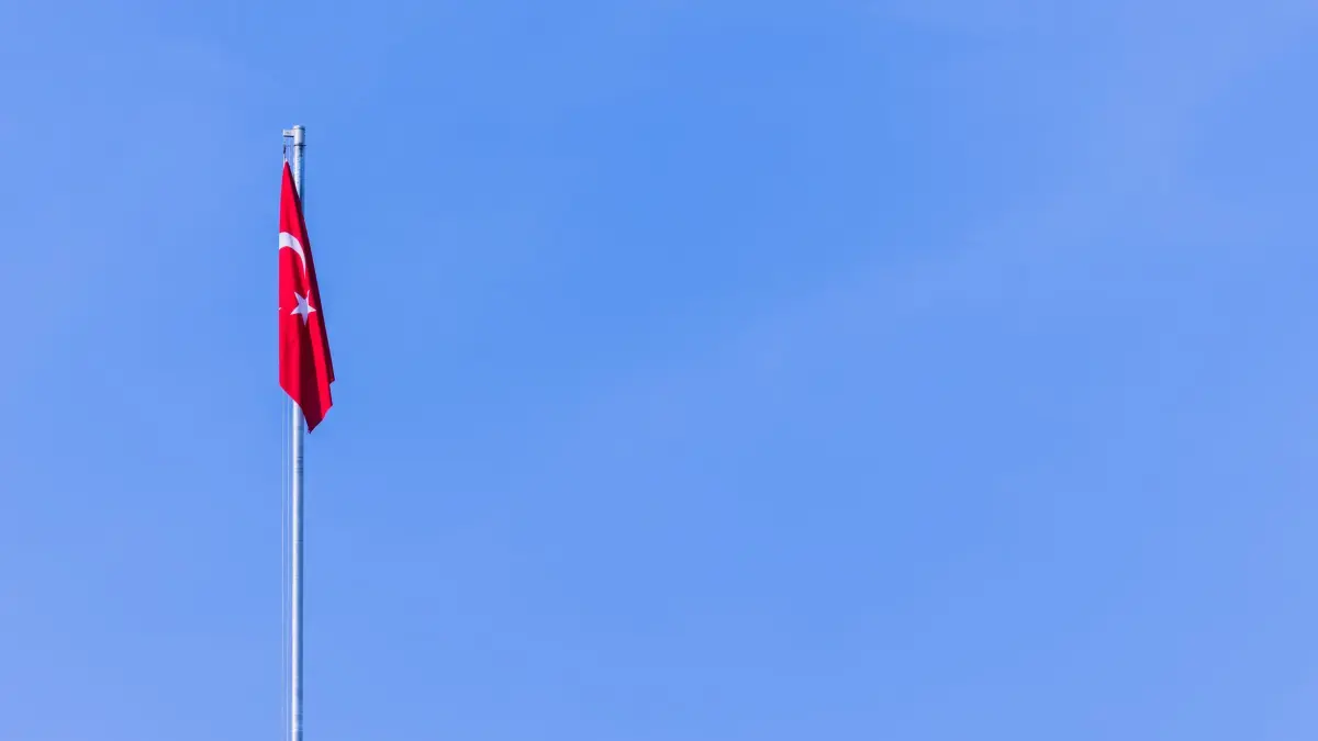 Türkei-Flagge: ARCHIV - 27.04.2023, Nordrhein-Westfalen, Hürth: Die Türkische Flagge weht am Türkischen Generalkonsulat. An einem türkischen Gericht ist eine Richterin angeschossen worden. (zu dpa: «Türkei: Geschoss aus dem Iran abgefangen») Foto: Rolf Vennenbernd/dpa +++ dpa-Bildfunk +++