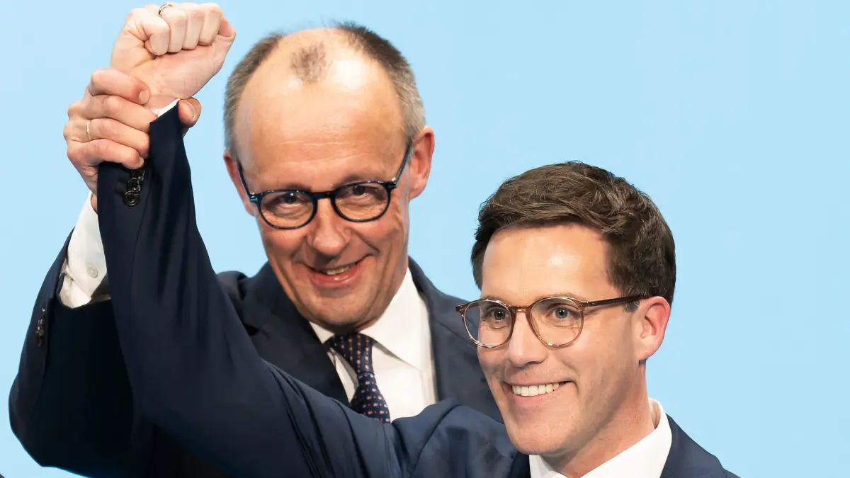 Wahlkampfabschluss der CDU Baden-Württemberg in Stockach: dpatopbilder - 06.03.2026, Baden-Württemberg, Stockach: Bundeskanzler Friedrich Merz (l, CDU) und Manuel Hagel, Landesvorsitzender der CDU Baden-Württemberg und Spitzenkandidat für die Landtagswahl in Baden-Württemberg 2026 stehen beim Wahlkampfabschluss der CDU Baden-Württemberg in der Jahnhalle in Stockach auf der Bühne. Foto: Silas Stein/dpa +++ dpa-Bildfunk +++