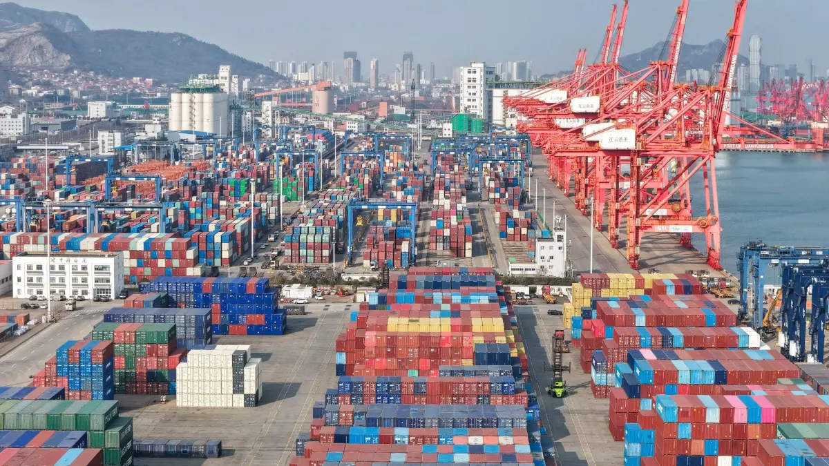 Wirtschaft in China: 10.03.2026, China, Lianyungang: Blick auf ein Containerterminal des Hafens von Lianyungang in der ostchinesischen Provinz Jiangsu. Foto: Wang Jianmin/XinHua/dpa +++ dpa-Bildfunk +++
