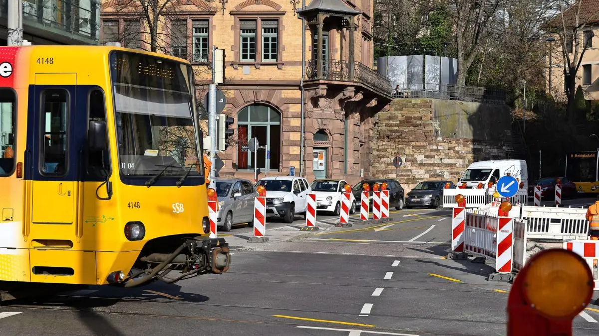Strassenbaustelle an der Kreuzung am Erwin-Schöttle-Platz sorgt für Verkehrsbeeinträchtigung.