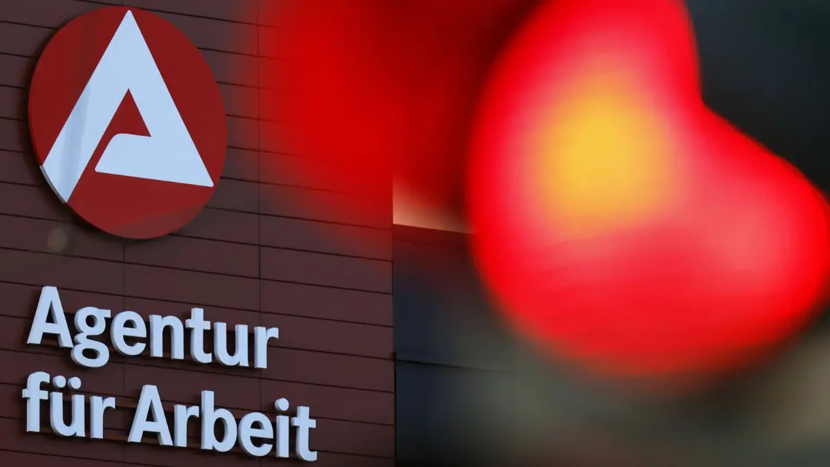 Arge-Logo an der Agentur für Arbeit in Ossendorf. Im Zuge der Winterpause ist die Arbeitslosigkeit im Januar 2025 um 186.000 auf 2.993.000 gestiegen. Die Jobcenter in Deutschland bieten auch Unterstützung für Geflüchtete aus der Ukraine, ihren Lebensunterhalt abzusichern. Dazu gibt es eine monatliche finanzielle Unterstützung, das sogenannte Bürgergeld Grundsicherung. Themenbild, Symbolbild Köln, 17.02.2025 NRW Deutschland *** Arge logo at the employment agency in Ossendorf During the winter break, unemployment rose by 186,000 to 2,993,000 in January 2025 The job centers in Germany also offer support for refugees from Ukraine to secure their livelihood There is monthly financial support for this, the so-called citizens income bas Copyright: xChristophxHardtx