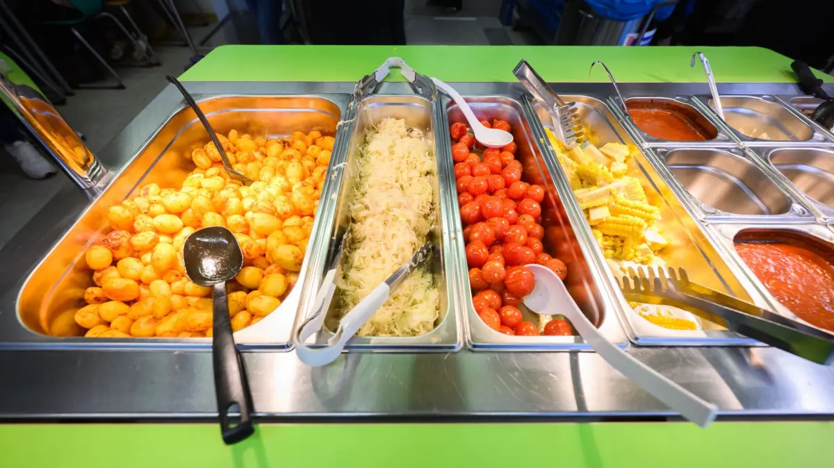 Schulmensa: 17.03.2026, Niedersachsen, Hannover: Essen liegt in einer noch herkömmlichen Mensa in einer Grundschule in der Region Hannover. Mit Modellprojekten soll die Schulmensa zum Lernort werden. Das Land Niedersachsen fördert sieben Schulen mit insgesamt 1,2 Millionen Euro. Foto: Julian Stratenschulte/dpa +++ dpa-Bildfunk +++