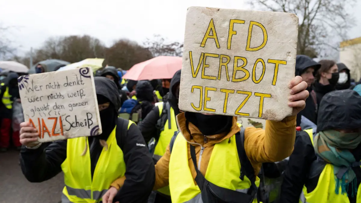 Neugründung AfD-Jugendorganisation in Gießen - Proteste: ARCHIV - 29.11.2025, Hessen, Gießen: Auf im November in Gießen von Demonstranten gehaltenen Schildern steht «Wer nicht denkt, wer nichts weiß, glauben den ganzen Nazi-Scheiß» und «AfD-Verbot jetzt». (zu dpa: «Proteste gegen hessische AfD-Jugendgruppierung angekündigt») Foto: Boris Roessler/dpa +++ dpa-Bildfunk +++