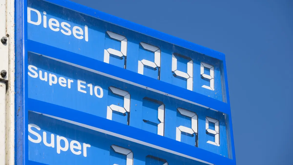 Spritpreise: 19.03.2026, Sachsen, Dresden: Die Preistafel einer Tankstelle an der Meißner Landstraße zeigt die Preise für Diesel, Super E10 und Super Benzin an. Foto: Robert Michael/dpa +++ dpa-Bildfunk +++