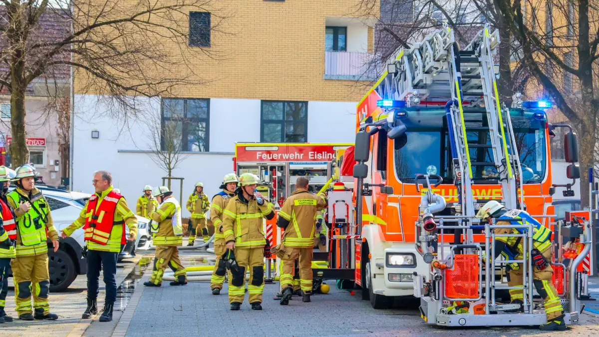 Eislingen: Balkon in Flammen – Starke Kraefte von Feuerwehr und Rettungsdienst vor Ort: Am Sonntagmittag gegen 13:15 Uhr ist es in Eislingen an der Fils am Kronenplatz zu einem Brand gekommen. Nach ersten Angaben lautete das Alarmstichwort „Brand Balkon“.<br />
<br />
Aus bislang ungeklaerter Ursache geriet ein Balkon im dritten Obergeschoss in Brand. Die Flammen griffen in der Folge auf den Dachstuhl des Gebaeudes ueber, der auf einer Flaeche von etwa 10 mal 15 Metern vollstaendig ausbrannte.<br />
<br />
Im Einsatz befinden sich insgesamt 94 Einsatzkraefte der Feuerwehren aus Eislingen an der Fils, Goeppingen, Salach und Suessen mit 34 Fahrzeugen. Auch der Rettungsdienst sowie Vertreter der Stadt sind vor Ort.<br />
<br />
Das Gebaeude wurde vollstaendig evakuiert. Alle Bewohner konnten rechtzeitig in Sicherheit gebracht werden und kamen anderweitig unter. Verletzt wurde nach bisherigen Erkenntnissen niemand.<br />
<br />
Durch das Feuer sowie die Loeschmassnahmen wurde das Gebaeude erheblich beschaedigt. Neben dem ausgebrannten Dachstuhl wurde das Gebaeude auch durch Rauch und Loeschwasser in Mitleidenschaft gezogen. Derzeit wird geprueft, ob die unteren Geschosse weiterhin bewohnbar sind.<br />
<br />
Die Feuerwehr ist weiterhin mit Nachloescharbeiten beschaeftigt, die sich noch ueber mehrere Stunden hinziehen werden.<br />
<br />
Die Hoehe des entstandenen Sachschadens ist derzeit noch unklar. Die Polizei hat die Ermittlungen zur Brandursache aufgenommen.