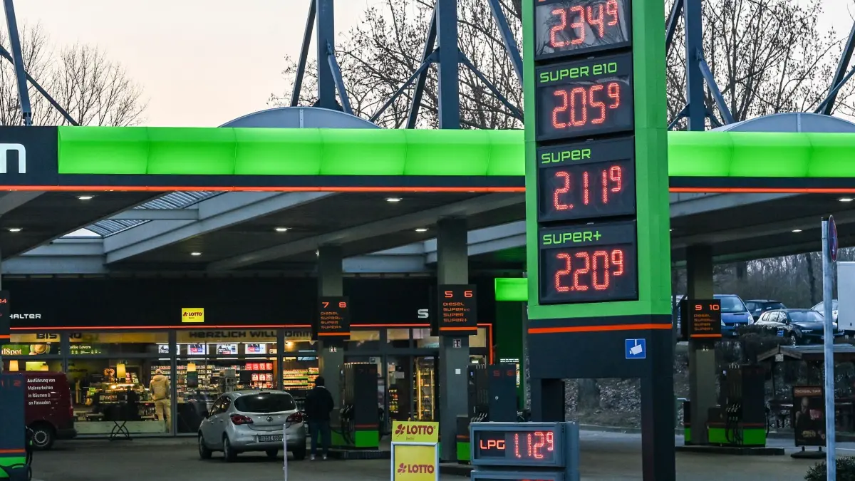 Spritpreise: 23.03.2026, Berlin: Auf einer Anzeigetafel einer Tankstelle stehen am frühen Morgen die aktuellen Preise für Benzin und Diesel. Seit dem Krieg der USA und Israels gegen den Iran liegen die Benzin- und Dieselpreise über 2 Euro pro Liter. (zu dpa: «Klingbeil will Preisgrenzen für Sprit wie in Luxemburg») Foto: Jens Kalaene/dpa +++ dpa-Bildfunk +++