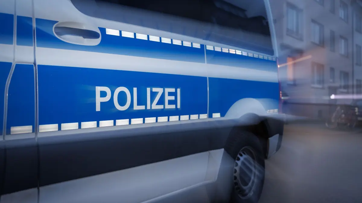 Polizeiwagen: ARCHIV - 05.03.2024, Niedersachsen, Osnabrück: Ein Fahrzeug der Polizei steht auf einer Straße. (zu dpa: «Kind überquert mit E-Scooter die Straße und übersieht Auto») Foto: Friso Gentsch/dpa +++ dpa-Bildfunk +++