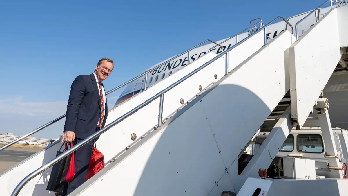 Asien-Reise Pistorius - Japan: 23.03.2026, Japan, Tokio: Boris Pistorius (SPD), Verteidigungsminister, geht auf dem Flughafen von Tokio die Gangway zur Regierungsmaschine hinauf um weiter nach Singapur zu fliegen. Pistorius besucht mehrere Partnerstaaten in der Weltregion, um die militärische und rüstungsindustrielle Zusammenarbeit zu vertiefen. Foto: Peter Kneffel/dpa +++ dpa-Bildfunk +++