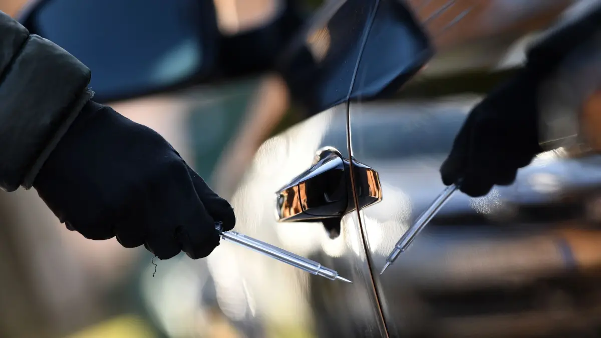 Zerkratzte Autos in Hannover: ILLUSTRATION - 01.04.2020, Bayern, Schweinfurt: Ein Mann steht mit einem Schraubenzieher neben einem Auto. (zu dpa: «Rund 500 zerkratzte Autos – Polizei ermittelt Verdächtigen») Foto: Angelika Warmuth/dpa +++ dpa-Bildfunk +++