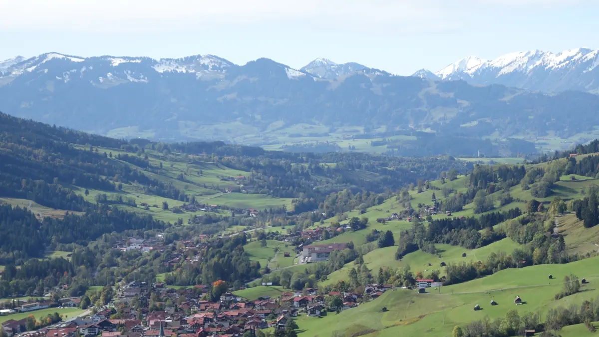 Werner Bätzing. Die Gemeinde Bad Hindelang im Allgäu zeigt, dass es heute möglich ist, die bäuerliche Kulturlandschaft gegen Intensivierung, Verbuschung und Überbauung zu schützen.