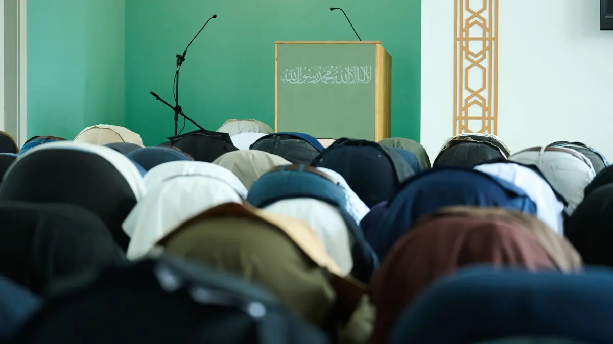 Muslimisches Gebet - Symbolbild: ARCHIV - 06.06.2025, Berlin: Muslimische Männer beten in einer Moschee in Berlin. In Hamburg störte ein Mann ein Gebet in einer Moscheegemeinde, als er dort mit einem Messer auftauchte. (zu dpa: «Mann mit Messer stört Gebet in Hamburger Moscheegemeinde») Foto: Annette Riedl/dpa +++ dpa-Bildfunk +++