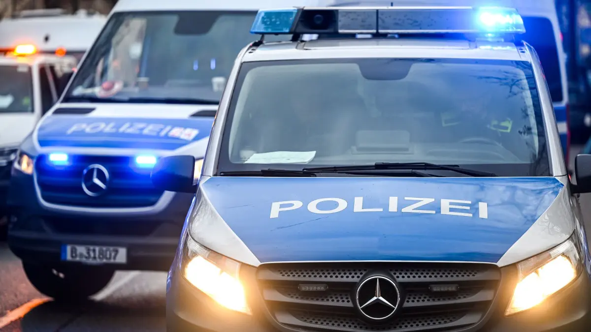 Polizeieinsatz: ARCHIV - 04.12.2024, Berlin: Polizeiautos mit eingeschalteten Scheinwerfern und Blaulicht. (Symbolbild) (zu dpa: «Mann in Berlin entführt und ausgeraubt – Täter fliehen») Foto: Jens Kalaene/dpa +++ dpa-Bildfunk +++