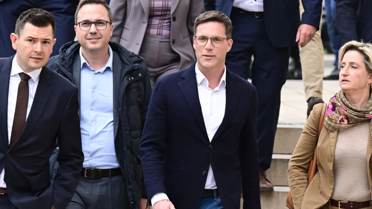 Koalitionsverhandlungen zwischen Grünen und CDU beginnen: 15.04.2026, Baden-Württemberg, Stuttgart: Die CDU Politiker Tobias Vogt (v.l. Generalsekretär), Andreas Deuschle, Manuel Hagel (Verhandlungsführer) und Nicole Hoffmeister-Kraut, Wirtschaftsministerin von Baden-Württemberg, gehen gemeinsam in die Sparkassenakademie zu den beginnenden Koalitionsverhandlungen zwischen Grünen und CDU. Foto: Bernd Weißbrod/dpa +++ dpa-Bildfunk +++