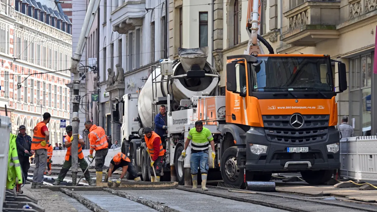 Erneuerung der Infrastruktur: 16.04.2026, Thüringen, Erfurt: Mit schwerem Gerät wird auf einer Baustelle in der Erfurter Altstadt gearbeitet. Vom 7. bis 19. April 2026 erneuern die Erfurter Verkehrsbetriebe die Gleisanlagen in der Schlösserstraße. Foto: Martin Schutt/dpa +++ dpa-Bildfunk +++
