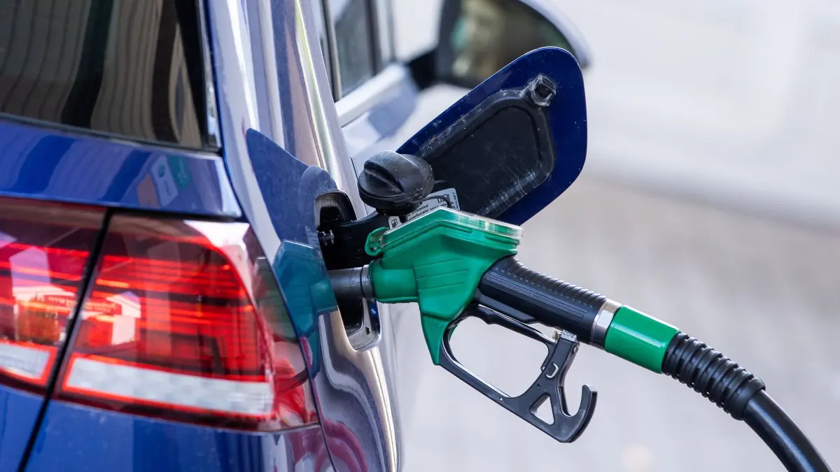 Tankstelle: ARCHIV - 26.07.2021, Mecklenburg-Vorpommern, Schwerin: Die Zapfpistole für Super-Kraftstoff steckt in einer Tankstelle im Tankstutzen eines Autos. Im Netz verbreiten sich Falschbehauptungen über angeblich gestreckten Kraftstoff. (zu dpa: «Sprit an der Tanke gepanscht? Experten entkräften Gerüchte») Foto: Jens Büttner/dpa-Zentralbild/dpa +++ dpa-Bildfunk +++