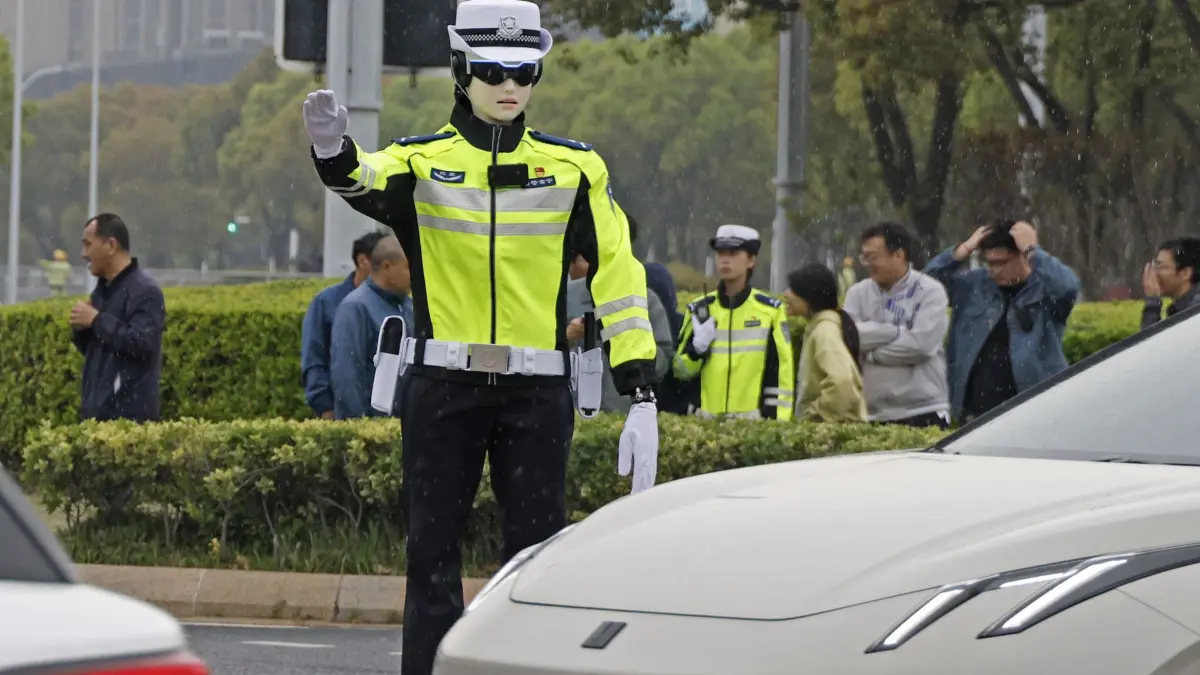 Polizeiroboter in China: 11.04.2026, China, Changzhou: Ein KI-gesteuerter Polizeiroboter regelt an einer Kreuzung in Changzhou in der Provinz Jiangsu, China, den Verkehr. Foto: -/kyodo/dpa +++ dpa-Bildfunk +++