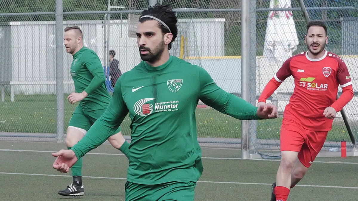 Fussball, Fußball, Kreisliga A1, Türkspor Stuttgart - TSVgg Stuttgart-Münster: Fussball, Fußball, Kreisliga A1, Türkspor Stuttgart - TSVgg Stuttgart-Münster
Nr.: 29 (T): Elmedin Sovtic - rot
Nr.15 (M): Ismet Alkan- grün
Fotograf: Günter E. Bergmann - Photography
Aufnahmedatum: 19.04.2026