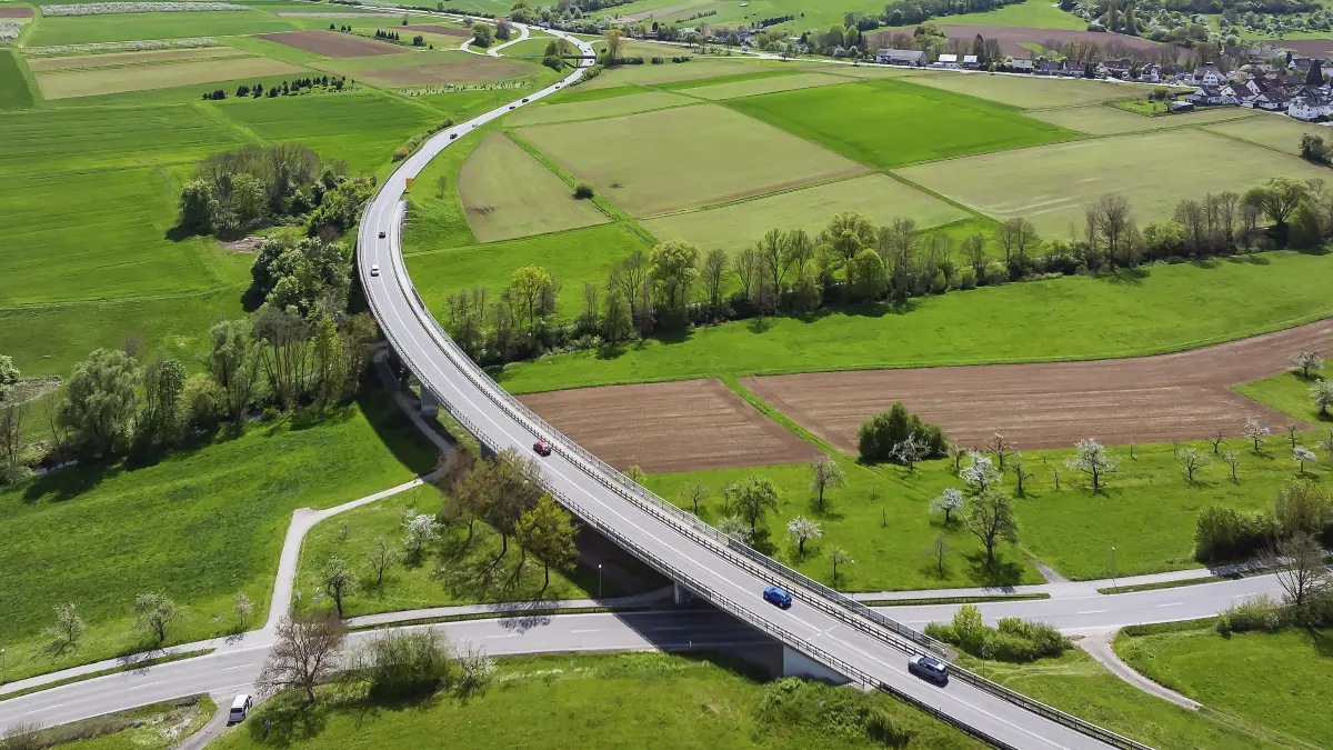 Marode Brücken. Aichtalbrücke im Zug der Bundesstraße B 312. Die 1161 Meter lange Brücke muss abgerissen und ersetzt werden. Aichtal, Baden-Württemberg, Deutschland, Europa