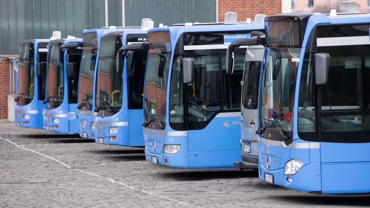 Fahrermangel: ARCHIV - 31.03.2022, Bayern, München: Busse der Münchner Verkehrsgesellschaft (MVG) stehen auf dem Gelände des MVG Busbetriebshof West. Die Verkehrsunternehmen in Deutschland haben große Probleme, genügend Bus- und Bahnfahrer zu finden. (Symbolbild zu dpa «Fahrermangel: Viele Verkehrsunternehmen müssen Betrieb einschränken») (zu dpa: «Pilotprojekt: Automatisierter Linienbus für München») Foto: Sven Hoppe/dpa +++ dpa-Bildfunk +++