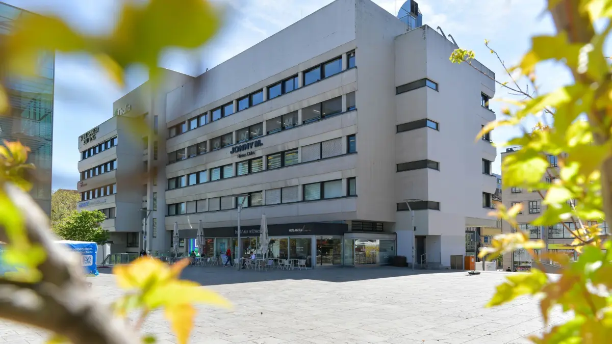 Stuttgart, Königstrasse, Schlossplatz
#stadtentwicklung #architektur *Stuttgart lernt einfach nichts dazu* *Interview* mit Vorständin der Stiftung von Architekt Hans Kammerer *über den geplanten Abriss des Wittwer-Gebäudes*