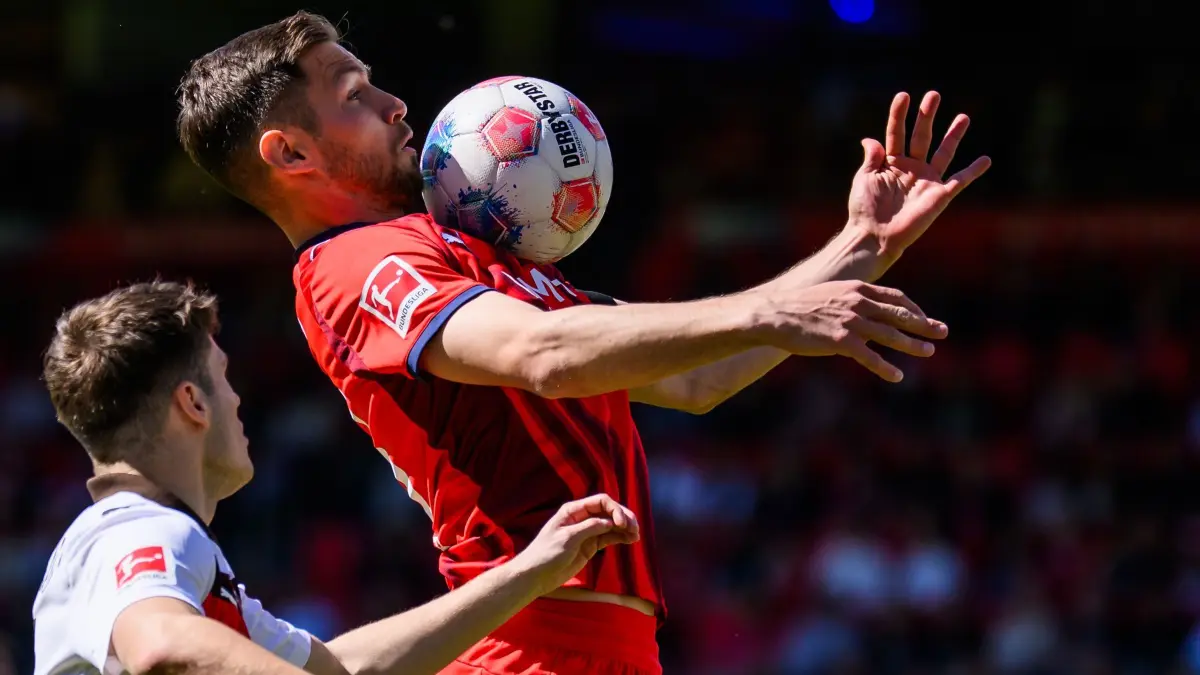 1. FC Heidenheim - FC St. Pauli: 25.04.2026, Baden-Württemberg, Heidenheim: Fußball, Männer: Bundesliga, 1. FC Heidenheim - FC St. Pauli, 31. Spieltag, Voith-Arena. Marvin Pieringer (1. FC Heidenheim 1846) in Aktion gegen Arkadiusz Pyrka (FC St. Pauli). Foto: Tom Weller/dpa - WICHTIGER HINWEIS: Gemäß den Vorgaben der DFL Deutsche Fußball Liga bzw. des DFB Deutscher Fußball-Bund ist es untersagt, in dem Stadion und/oder vom Spiel angefertigte Fotoaufnahmen in Form von Sequenzbildern und/oder videoähnlichen Fotostrecken zu verwerten bzw. verwerten zu lassen. +++ dpa-Bildfunk +++