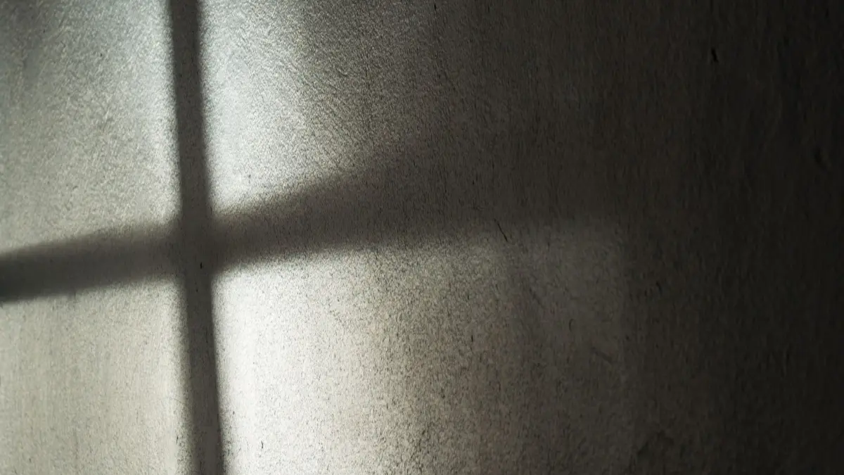 Schatten eines Kreuzes: ARCHIV - 01.02.2018, Berlin: Ein Fenster wirft seinen Schatten auf die Wand. Es entsteht ein dunkles Kreuz. (zu dpa: «Weniger Suizide in Hamburg - aber mehr Fälle mit Beihilfe») Foto: Annette Riedl/dpa +++ dpa-Bildfunk +++