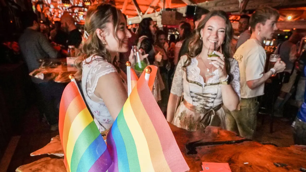 Frühlingsfest. Regenbogenalm: Queere Party in der Herzlalm auf der Empore der Almhütte Royal mit Gästen, Stuttgart Pride etc. und Fassanstich mit Wirtin Nina Renoldi und Andreas Müller (Veranstalter)