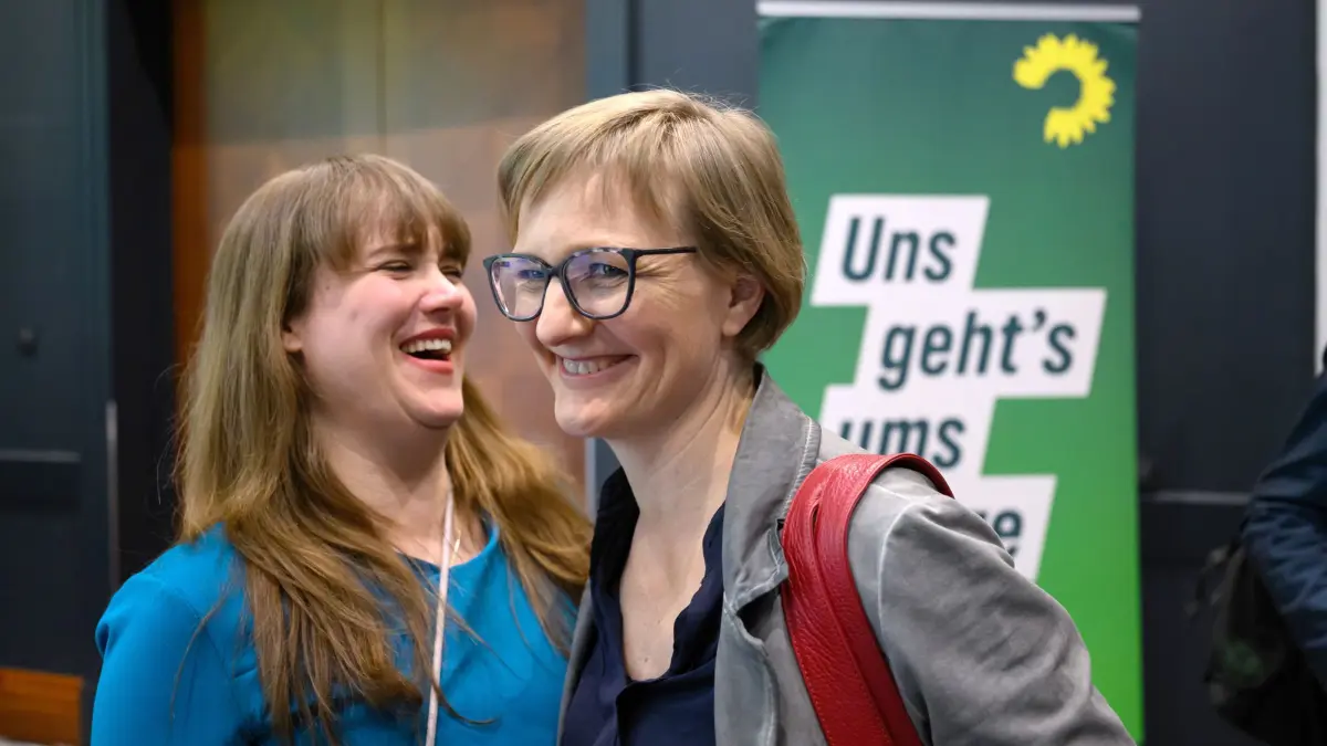 Klausurtagung der Grünen-Bundestagsfraktion: 28.04.2026, Sachsen, Leipzig: Zu Beginn der Klausurtagung der Bundestagsfraktion von Bündnis 90/Die Grünen begrüßen sich Ricarda Lang (l), Ex-Vorsitzende der Grünen, und Franziska Brantner, Parteivorsitzende von Bündnis 90/Die Grünen. Die Abgeordneten der Fraktion treffen sich in der Messestadt zu einer zweitägigen Klausur. Foto: Hendrik Schmidt/dpa +++ dpa-Bildfunk +++