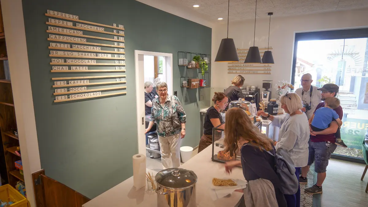 Treffpunkt Leben: Ditzingen - Die Gemeinde Treffpunkt Leben feiert unter großer öffentlicher Beteiligung ihr neues Gemeindehaus auf dem ehemaligen Postareal in Ditzingen. Im Mittelpunkt: das öffentliche Café Credo