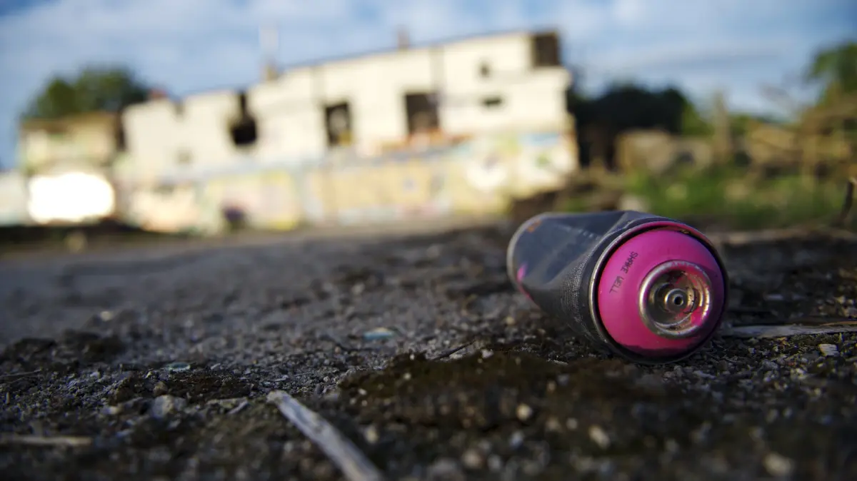 Eine Sprühdose liegt auf dem Boden eines Geländes im Gutleutviertel in Frankfurt am Main (Foto vom 29.04.2012). Mindestens 50 Millionen Euro Schaden richten Graffiti-Sprayer in Hessen nach Schätzungen des Städte- und Gemeindebundes alljährlich an. Foto: Emily Wabitsch dpa/lhe (zu lhe-BLICKPUNKT vom 24.05.2012) +++(c) dpa - Bildfunk+++